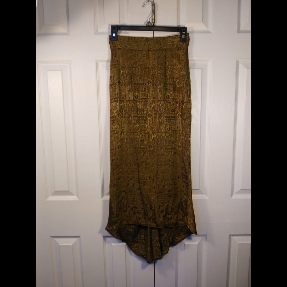 Skirt ,low bussle, metallic sheen on exotic print